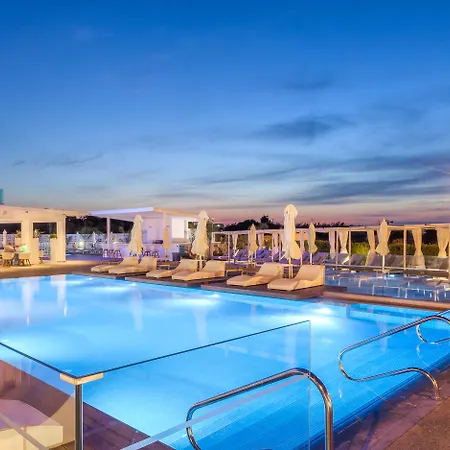 The Blue Ivy & (adults Only) بروتاراس